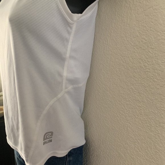 Road Runner Sports Sleeveless White Textured V-Neck Tee size xs running … - Picture 8 of 9